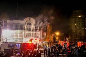Des manifestants iraniens incendient une partie de l'ambassade saoudienne à Téhéran, le 2 janvier 2016 Photo MOHAMMADREZA NADIMI. AFP