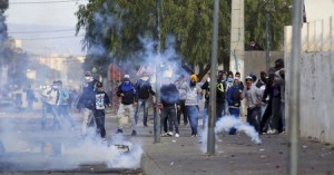 محتجون اثناء اشتباكات مع الشرطة في القصرين بتونس يوم الاربعاء. تصوير: امين بن عزيزة - رويترز