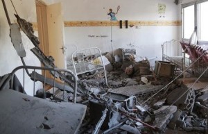 غرفة داخل مستشفى تعرض للقصف في بنغازي يوم 29 ابريل نيسان 2015. تصوير: عصام الفيتوري - رويترز