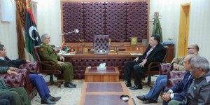 Le général Khalifa Haftar, commandant des forces loyales au gouvernement et Fayez al-Sarraj, chef du conseil présidentiel libyen reconnu par l'ONU, le 31 janvier 2016 à al-Marj. © Stringer/AFP