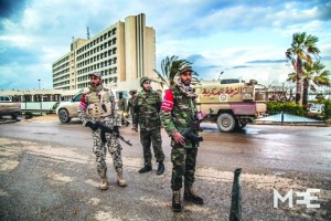 أفراد من الشرطة العسكرية يؤمنون شارع رئيس في بنغازي - أ.ب