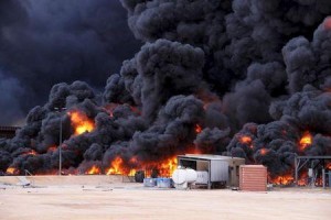 دخان ونيران تتصاعد من حريق في خزانات للنفط في ميناء راس لانوف في ليبيا يوم 23 يناير كانون الثاني 2016. صورة لرويترز.