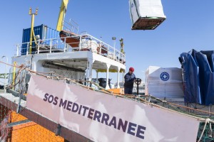 Approvisionnement à Marseille avant le départ de SOS Méditerranée, le 19 février 2016. Photo Valentine Vermeil pour Libération