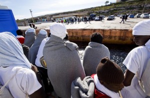 Les réfugiés recueillis lundi par «l'Aquarius» ont été emmenés sur l'île de Lampedusa. Photo Patrick Bar. SOS Méditerranée 