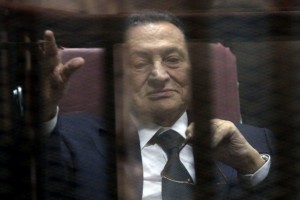 الرئيس المصري الأسبق محمد حسني مبارك من داخل قفص الإتهام بإحدى المحاكم بالقاهرة يوم 29 أبريل 2015. وكان مبارك متهما باختلاس ملايين الدولارات من الاموال العامة وانفاقها على قصور خاصة. وقد حكم عليه في هذه القضية في وقت سابق وفي حكم ابتدائي بثلاث سنوات سجنا نافذة.