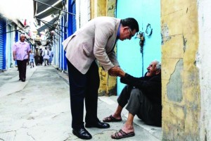 السراج يصافح عجوزا ليبياً خلال جولته