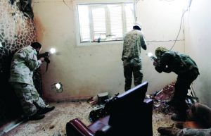 ■ جنود من القوات الليبية يوجهون نيرانهم إلى مواقع داعش في سرت | رويترز